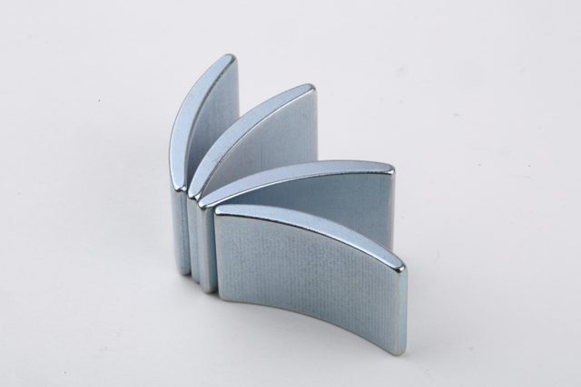 Manget permanenti al neodimio in terre rare nei motori di trazione