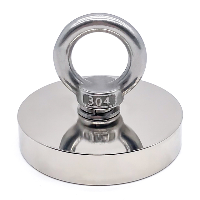 Un potente magnete da pesca al neodimio con golfare di salvataggio magnetico su un lato
